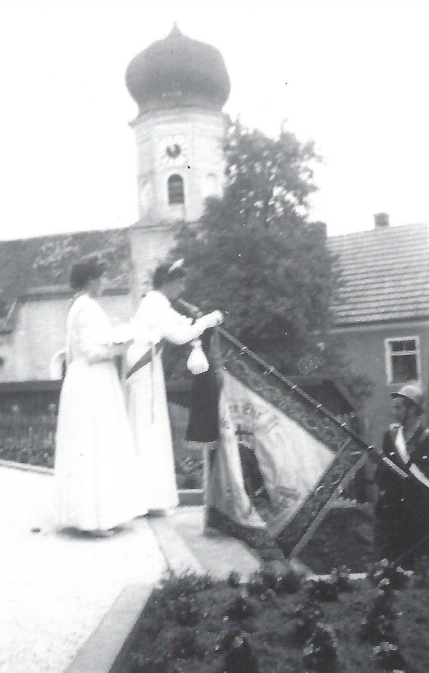 Fahnenweihe anlässlich des 85-jährigen Gründungsjubiläums der Freiwilligen Feuerwehr Deuerling